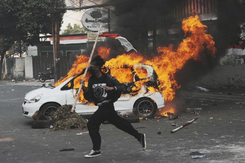 印度尼西亚多地8月29日爆发反对警察的抗议活动
